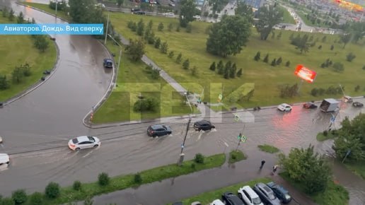 Депутаты городского Совета Красноярска в ходе внеочередной сессии согласовали выделение 104 5 миллиона рублей на проектирование ливневой канализации для улицы Авиаторов Существующая ливнёвка по улице Авиаторов не справляется После обильных дождей улицу топит Техническое задание для проектировщиков специалисты Управления капитального строительства уже начали готовить После всех согласований в том числе и с департаментом горхозяйства мы начнем готовить документацию на торги рассказал Сергей Шикунов заместитель главы города руководитель департамента градостроительства А жизнь то в Красноярске налаживается Даже на проектирование ливнёвки средства в городском бюджете нашлись NeNASHI