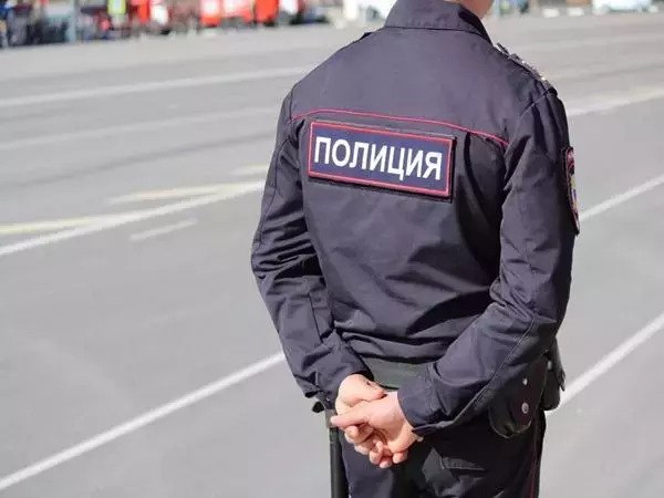 Двоих жителей Ростовской области и женщину из Башкортостана подозревают в похищении флага РФ с фасада здания в Санкт-Петербурге. По данным портала NevaToday, злоумышленники сорвали флаг 1 мая с дома в Московском районе города. Уже 6 мая полицейские задержали троих подозреваемых: 28-летнего и 31-летнего уроженцев Ростовской области, а также 32-летнюю женщину из Республики Башкортостан. По факту случившегося возбудили уголовное дело по статье «Грабеж». Меру пресечения в виде подписки о невыезде избрали только одному из них: 28-летнему жителю донского региона. У мужчины есть судимости по делам о кражах и грабеже. А других отпустили после допроса.