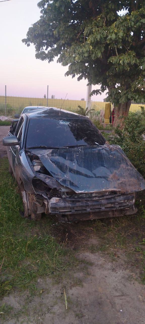 В Беловском районе сотрудники полиции установили факт ДТП, в котором погиб человек   В отделение полиции Беловского района поступило сообщение о том, что в общежитии одного из предприятий на кровати скончался мужчина.   Прибывшему на место происшествия участковому уполномоченному полиции сообщили, что мужчина  приехал на заработки. О себе он успел сообщить только имя. При осмотре комнаты документы и вещи, по которым можно было бы идентифицировать его личность, отсутствовали. Участковый увидел на теле умершего различные повреждения.   Для выявления обстоятельств на место происшествия прибыла следственно-оперативная группа. Сотрудники тщательно осмотрели тело мужчины и комнаты общежития. Эксперт-криминалист незамедлительно отработал следы пальцев рук умершего по имеющимся региональным базам данных.  В числе доставляемых либо задерживаемых лиц мужчина не значился.   Результат был получен из базы данных о мигрантах, прибывших в страну и прошедших обязательное дактилоскопирование.   Получив подробную информацию о  данном человеке, полицейские незамедлительно сообщили о случившемся его супруге.    Сотрудники полиции тщательно осмотрели место, где было обнаружено тело мужчины. Опросили находящихся в общежитии постоятельцев, а также осмотрели их транспортные средства. Одна из машин явно имела повреждения после серьезного ДТП.  В результате проведенных мероприятий полицейские пришли к выводу, что потерпевший получил телесные повреждения в результате дорожно-транспортного происшествия, от которых скончался.   Предварительно было установлено, что он находился на пассажирском сиденье,а управлял автомобилем бригадир. Он же и сообщил о смерти своего коллеги. О произошедшем ДТП умолчал, пытаясь уйти от ответственности.  Как выяснилось, в момент ДТП в автомобиле были еще пассажиры, двое из которых в настоящее время находятся в больнице.    После полученных результатов экспертиз и исследований в полиции будет принято решение о возбуждении уголовного дела.