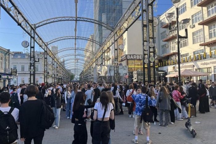 Там страшно ходить: свердловские власти обратили внимание на происходящее на Вайнера  Ситуацию с преступностью на улице Вайнера в Екатеринбурге необходимо решать. Об этом заявили депутаты свердловского заксобрания.  Как сообщил замминистра образования Евгений Бирюк, на указанной улице ведется патрулирование сотрудниками полиции и Росгвардии, проводятся рейдовые мероприятия, но всё равно подростки чувствуют свою безнаказанность.  Спикер заксо Людмила Бабушкина указала, что по Вайнера и в дневное время страшно ходить.  — Она превратилась в непривлекательную улицу. Не министерству образования этим вопросом заниматься, но может надо с МВД спросить, в чем там дело, почему не можем навести порядок? Ситуация остается острой и требует более пристального внимания, следует лучше вовлекать детей в дополнительное образование и летний досуг, — передает URA.RU слова Бабушкиной.