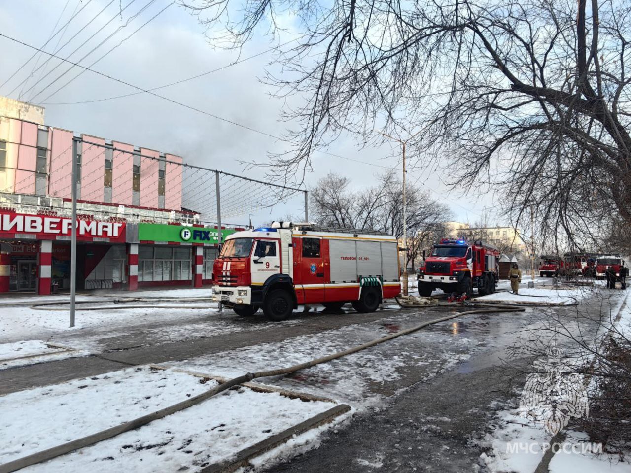 "Универмаг" горит в Краснокаменске  По данным МЧС, на момент прибытия пожарных наблюдалось сильное задымление в бутиках, площадь пожара составляла 20 квадратных метров.  Тушат пожар 32 человека и 8 единиц техники.  ZAB.RU