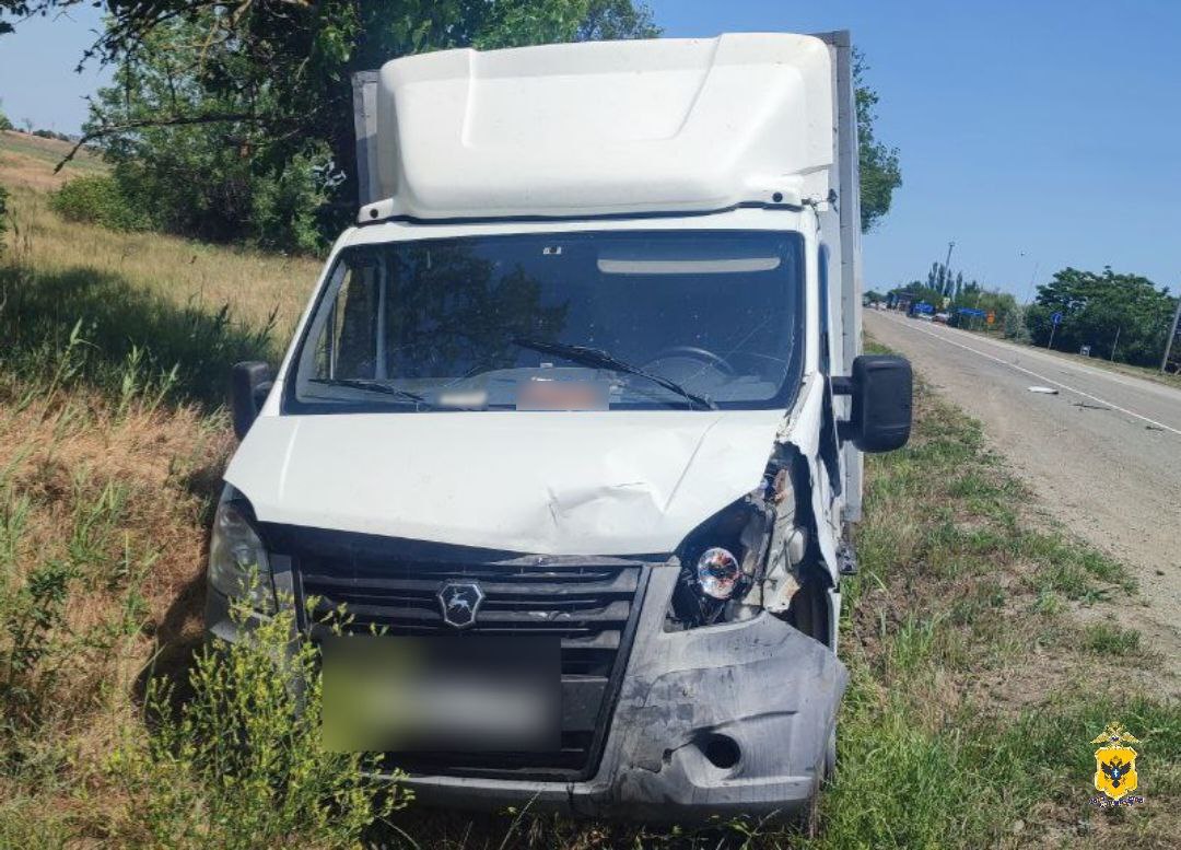 Два человека пострадали в результате ДТП в Новоалексеевке По предварительным данным, 31-летний водитель, управляя грузовым автомобилем, не выбрал безопасную дистанцию, в результате чего совершил столкновение с автомобилем "ВАЗ-21093" под управлением 55-летнего водителя. "В результате ДТП водитель и 35-летняя пассажирка автомобиля "ВАЗ-21093" доставлены больницу. Полицейские устанавливают все обстоятельства произошедшего", — сообщили в ГУ МВД России по Херсонской области. ПОДПИСАТЬСЯ НА ТАВРИЮ
