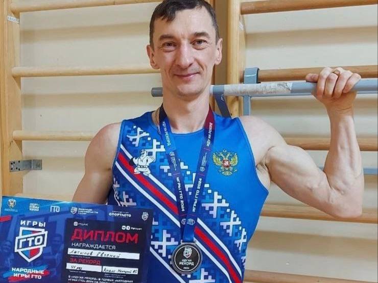 Атлеты губкинской спортшколы «Зенит» завоевали награды «Народных онлайн Игр ГТО Спортлото» Ямальцы приняли участие во втором сезоне мероприятия в номинации «Иду на рекорд» и стали обладателями первых и вторых мест: Рывок гири за 2 минуты: — Вячеслав Тананин 24 кг — 64 повторения — Ольга Пасичная 16 кг — 62 повторения — Надежда Ефимова 16 кг — 55 повторений Строгие подтягивания за 2 минуты: — Ольга Пасичная 16 повторений — Евгений Латыпов 42 повторения Отжимания за 2 минуты: — Ольга Пасичная 79 повторений С 21 апреля по 21 мая спортсмены из Губкинского снимали видео и отправляли их в Федерацию многоборья России Всероссийского физкультурно-спортивного комплекса «Готов к труду и обороне». Супер-финал второго сезона пройдёт в Лужниках на стадионе «Южный спортивный центр» 5 июля. Ямал представит Евгений Латыпов. Поздравляем и желаем удачи в предстоящих играх! #ЯмалСпорт #ГТО Ямал Спорт Поддержать нас бустом