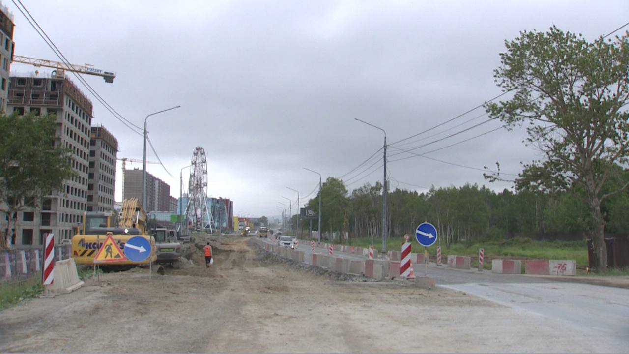 Сроки сдачи участка дороги по проспекту Мира южный выезд из города переносят. Завершить строительство четырехполосной проезжей части планируют только в августе этого года. Ранее строители уверяли, что успеют к 15 июня. Но в проектной документации оказалась ошибка - не учли пучинистый грунт, который оказался глубже обоначенного в проекте. Из-за чего пришлось делать дополнительную выемку и сдвигать график. Так что автомобилистам придется терпеть ещё, как минимум, месяц.