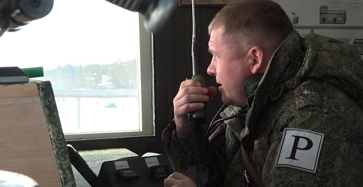 В Восточном военном округе сформировано более 85 учебных подразделений для обучения молодого пополнения Их возглавили опытные офицеры командиры и методисты Также в состав вошли наиболее подготовленные сержанты Под руководством командиров подразделений с военнослужащими по призыву проводится полевой выход где организованы занятия по огневой подготовке радиационной химической и биологической защите а также строевой медицинской инженерной подготовке