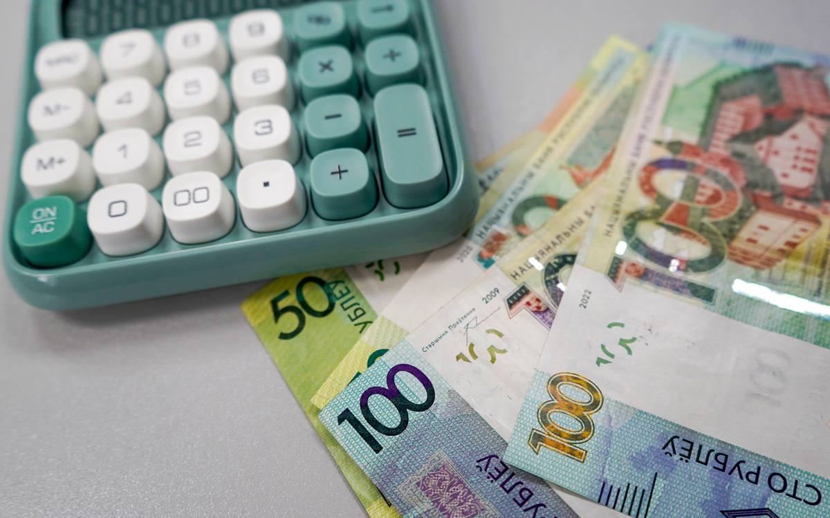 МАРТ утвердил показатели ежемесячного допустимого роста цен на 2026 год Они в целом соответствуют прогнозу правительства согласно которому инфляция в Беларуси в текущем году ожидается на уровне 7 Причем самый большой рост цен ожидается в феврале В январе месячная инфляция ожидается в размере 0 7 а в феврале уже 1 3 В среднем в течение года ежемесячный рост цен прогнозируется в 0 2 0 5 Только в последнем квартале ожидается его ускорение до 0 7 0 8 Подробнее