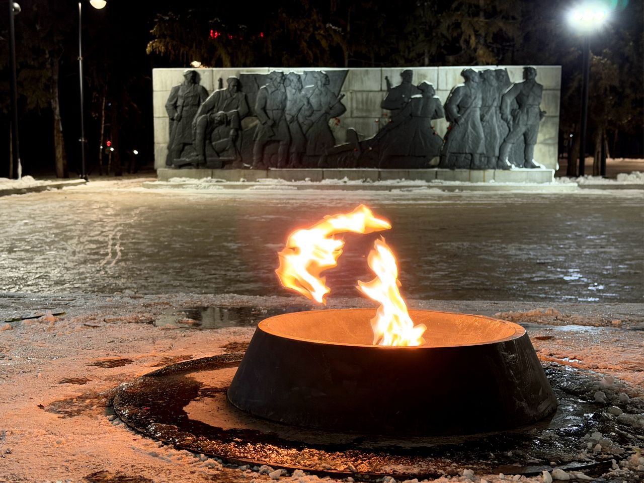 В сквере им Борцов Революции вновь зажгли Вечный огонь Его отключали во время ремонта инженерных систем и облицовки гранитом плиты основания Теперь ремонт завершен а символ вечной памяти света и мира работает в режиме непрерывного горения Фото omsk putevoditel