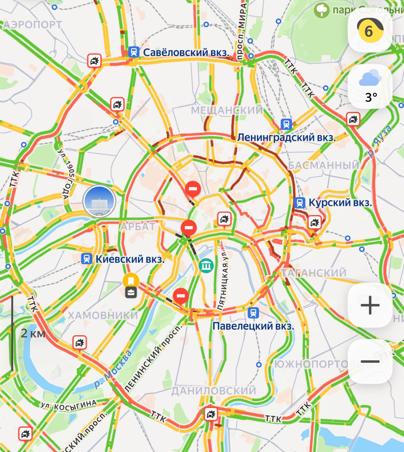 Часть улиц перекрыта в центре Москвы Пробки уже достигли 6 баллов Закрыто движение на Тверской улице в районе дома 2 по направлению в центр на Боровицкой площади на улице Знаменка в районе дома 3 на внутренней стороне Садового кольца в районе улицы Крымский Вал Движение затруднено в том числе на Садовом кольце и ТТК Планируйте маршрут заранее