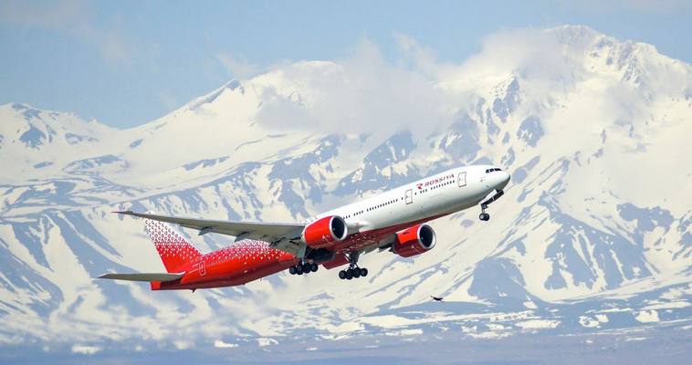 Более 300 пассажиров рейса Москва Анадырь до понедельника остались на Камчатке Сегодня летевший из Москвы самолёт авиакомпании Россия не смог приземлиться в аэропорту Анадырь Угольный Из за неблагоприятных погодных условий капитан воздушного судна принял решение об уходе на запасной аэродром Петропавловска Камчатского Ожидается что пассажиры смогут прибыть в аэропорт назначения в понедельник На Камчатке 325 пассажиров размещены в гостиницах и обеспечены питанием Вылет в аэропорт Анадыря предварительно планируется на 10 часов утра в понедельник 10 ноября Затем самолёт вылетит из Анадыря в Шереметьево сообщили в авиакомпании Обратным рейсом 6866 в Москву собираются отправиться 290 человек Почти все они находятся в посёлке Угольные Копи   УЗНАТЬ ПОДРОБНОСТИ t me rossiya airlines Вадим Белоглазов транспорт авиация Чукотка Информагентство Чукотка ПОДПИСАТЬСЯ  ПОДДЕРЖАТЬ ГОЛОСОМ