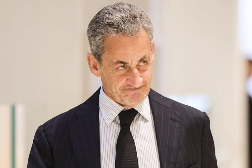 Саркози отказался от тюремного питания боится подставы в еде Бывший президент Франции Николя Саркози в тюрьме питается исключительно йогуртами Об этом сообщает журнал Le Point со ссылкой на источник из ближайшего окружения политика По словам источника Саркози опасается что кто то может плюнуть ему в еду или сделать что то хуже При этом он отказывается от альтернативного варианта покупки продуктов в тюремном магазине и приготовления их в камере vesti az