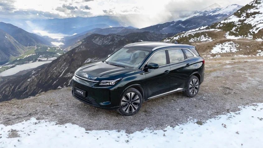 Российский кроссовер Evolute i Space получит версию с полным приводом Марка Evolute объявила о получении ОТТС на новую модификацию гибридного кроссовера с дополнительным электродвигателем на задней оси Продажи новинки стартуют в I квартале следующего года Сейчас i Space продаётся с приводом только на переднюю ось и комплектуется 90 сильным 1 5 литровым ДВС в сочетании с электродвигателем на 218 сил На полноприводной версии за счёт третьего мотора совокупная отдача вырастет до 367 л с и 470 Нм До 100 км ч такой кроссовер разгонится за 7 1 секунды против 7 8 секунды у моноприводного Запас хода по циклу WLTC составит 1000 км то есть уменьшится на 250 км Ещё одно отличие компоновка салона i Space с полным приводом не получит семиместной вариации Журнал Авто ру online