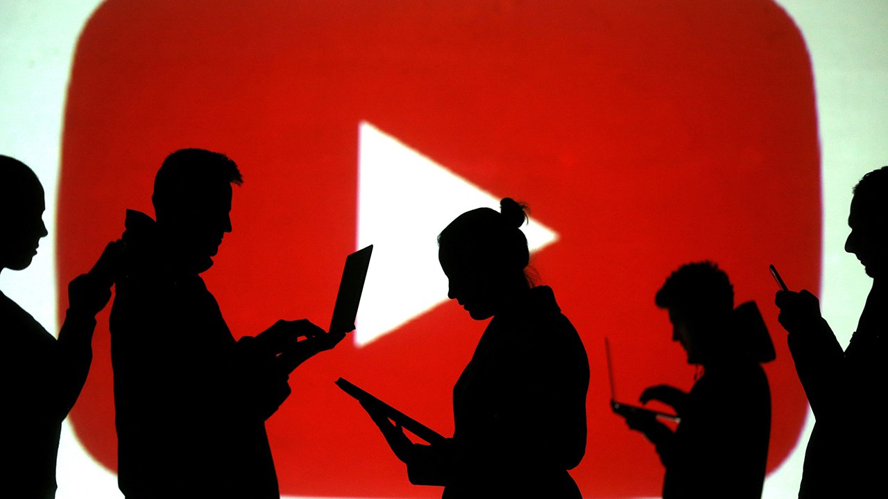 YouTube запустил в США систему проверки возраста с помощью ИИ, которая призвана защитить детей от опасного контента.  Если искусственный интеллект ошибётся, пользователю придётся доказать свой настоящий возраст, отправив селфи или скан документа.