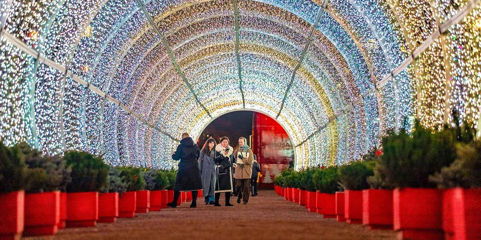 По новогоднему красиво на улицах Москвы На Тверском Никитском и Гоголевском бульваре а также на Манежной и Триумфальной площадях уже установили световые тоннели Кроме того конструкции можно увидеть в музее заповеднике Царицыно Петровском парке на Поклонной горе Сокольнической площади площади Мясницкие Ворота и на Фрунзенской набережной Для украшения города используется современное энергосберегающее оборудование на светодиодах которые потребляют меньше электроэнергии а также безопасны и рассчитаны на работу при любых погодных условиях