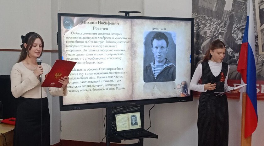 В Молочанской школе открыли Парту Героя Великой Отечественной войны Михаила Рогачева «Первую экскурсию по новому краеведческому музею провела директор школы Марина Романова, ознакомив посетителей с новыми интересными экспозициями, большая часть которых посвящена 80-летию Победы нашего народа над фашистской Германией», — отметили в администрации Токмакского округа. К открытию музея ученики и педагоги собрали архивные материалы, а старшеклассники подготовили исследовательский проект о Герое. Фото: Официальный Телеграм-канал администрации Токмакского округа , VK и ОК и читайте новости на нашем сайте