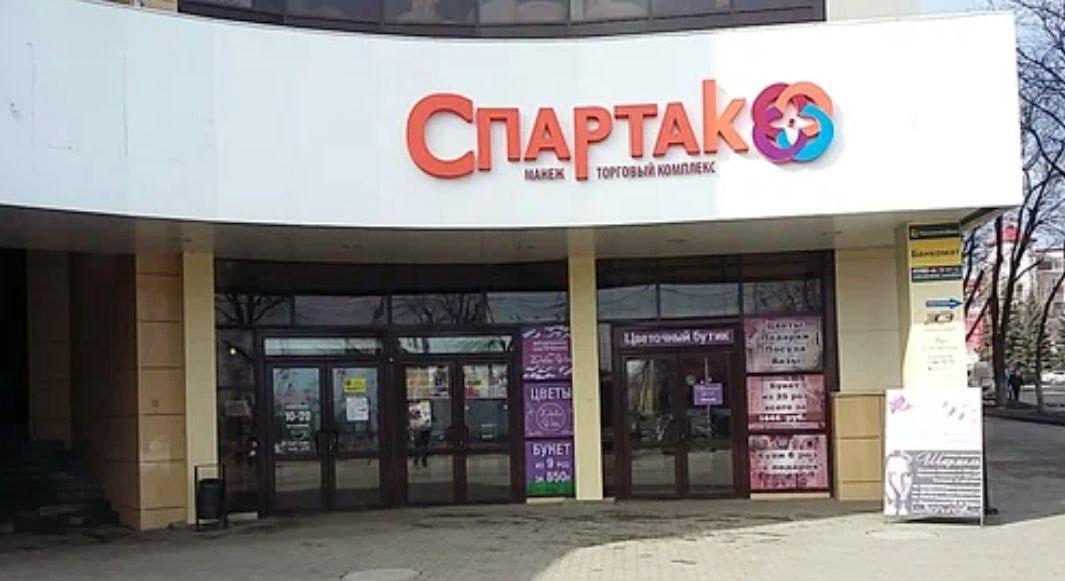 Ульяновский директор на скамье подсудимых за 65 тысяч зарплаты — кто и зачем жёстко сажает бухгалтеров? В то время как тысячи работодателей ежегодно задерживают зарплату, ульяновский глава ООО «Альянс профессиональных бухгалтеров» получил уголовное дело и грозит до 3 лет за две просрочки на общую сумму всего 65 тысяч рублей. При этом деньги на счетах компании были — значит, задержка была сознательной. Только после вмешательства прокуратуры сотрудникам выплатили долг. Почему в сотнях похожих случаев ограничиваются лишь представлениями и штрафами, а тут сразу уголовное преследование? Очевидно, что это не просто наказание, а показательная акция — сигнал другим работодателям и бухгалтерам: не смейте задерживать зарплату даже на копейки. Логика закона и равенство перед ним здесь отступают, уступая политике устрашения и избирательной жестокости. В итоге под раздачу попадает не бизнес, а люди, которым на деле делают страшный урок — наказывают через уголовное право там, где хватило бы административного. Вопрос — ради чего и кому выгодна такая «жестокая забота» о зарплатах? Источник: КГБ-НКВД