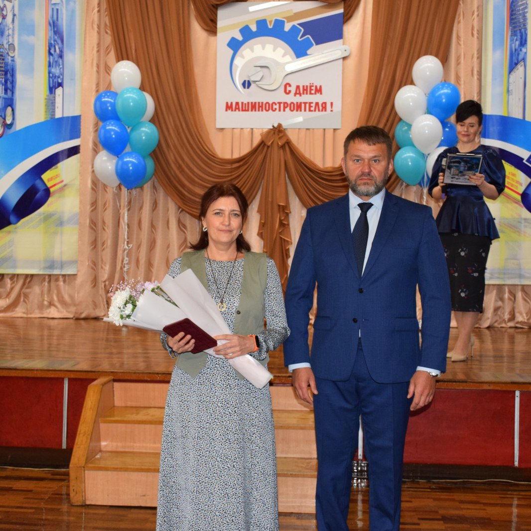 Продолжаем делиться кадрами праздничных мероприятий ко Дню машиностроителя на площадках ГК КСК Сегодня в Саранске 34 сотрудника ПАО Электровыпрямитель получили почетные грамоты благодарности и награды Поздравил наших коллег с праздником директор завода Алексей Мясников Двое работников предприятия были отмечены Министерством промышленности и торговли Российской Федерации Ольге Абсалямовой на фото оператору вакуумно напылительных процессов цеха 16 присвоено звание Почетный машиностроитель а Александру Гришакову на фото резчику стеклопластиковых и стекловолокнистых материалов производства преобразовательной техники вручили Почетную грамоту Ура коллеги kscgroup