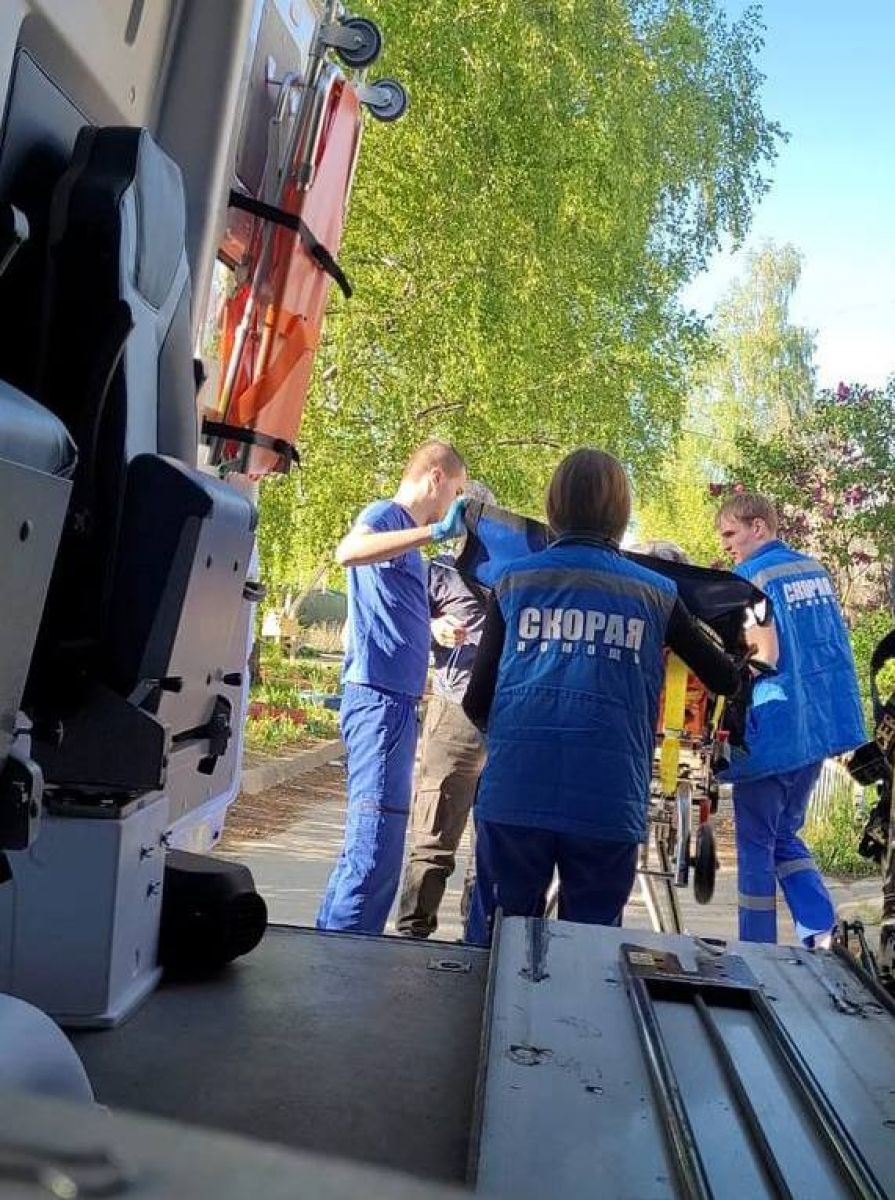 В Липецке врачи спасли мужчину, которого пытали утюгом Один вызов – несколько спецслужб. Липецкие медики поделились историей спасения с риском для жизни. Бригаде скорой помощи пришлось подниматься в квартиру с полицией. ↗ Прислать новость Подписаться