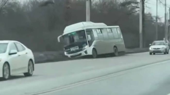 В Омске застопорилось строительство ливневки в которую падали автобусы Омская мэрия расторгла контракт с подрядчиком который строил ливневую канализацию на Красном Пути Компания Градстрой должна была выполнить работу до 1 августа однако с этой задачей не справилась В ближайшее время чиновники планируют провести еще одни торги чтобы выбрать нового подрядчика А Градстрой могут занести в реестр недобросовестных организаций Отметим что в эту ливневку периодически съезжают легковые автомобили и автобусы В происшествиях никто не пострадал однако власти выделили более 29 млн рублей чтобы этого больше не случалось