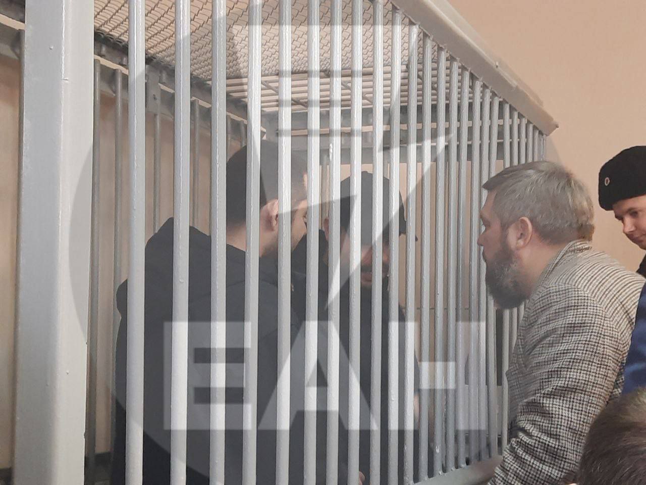 Егора и Макара Макаровых доставили в Ленинский районный суд Оренбурга В заседании вновь будет рассматриваться ходатайство о продлении им меры пресечения Братья были задержаны в июне после резонансного расстрела человека у отеля Hilton Их третий брат Захар до сих пор находится в розыске Причиной преступления стал любовный треугольник Подпишитесь на канал ЕАН Оренбург