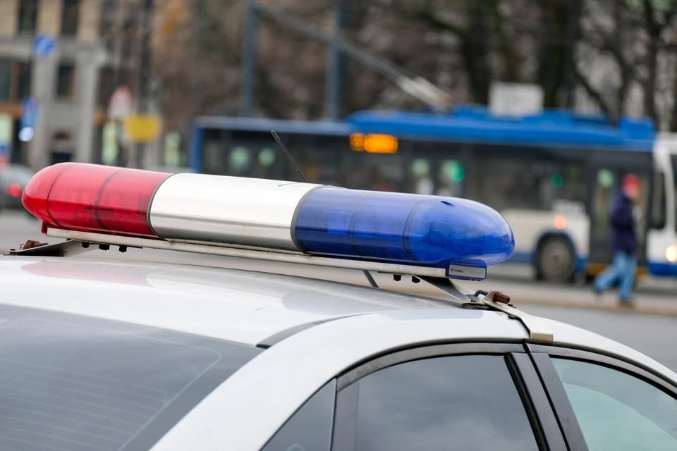 В Петербурге мужчина поссорился с женой и рассчитался на зеркалах иномарок 40 летний мужчина не справившись с эмоциями после ссоры вышел на улицу и принялся выяснять отношения с припаркованными машинами с их боковыми зеркалами По данным пресс службы городской прокуратуры он умышленно повредил чужое имущество из хулиганских побуждений Ущерб превысил 111 тысяч рублей Дело уже направлено в Октябрьский районный суд Петербурга Артем Килькин Читай нас в MAX Читай нас в Telegram