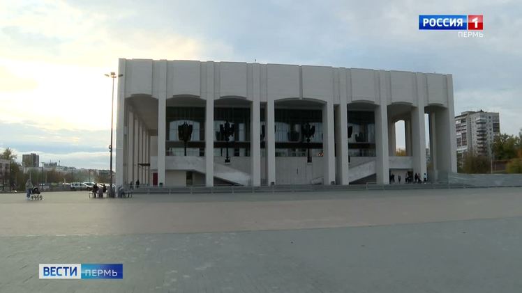 Пермский Театр-Театр закроется на капитальный ремонт Пермский академический Театр-Театр завершит текущий театральный сезон 19 августа показом последнего спектакля на большой сцене, после чего здание закроется на капитальный ремонт. Работы затронут не только зрительный зал, но и фойе, и закончатся через год. Во время ремонта Театр-Театр продолжит показы на других площадках города, включая «Сцену-Молот», Театр-Тятрик, Пермскую краевую филармонию, ДК им. Солдатова и Дом Молодежи.
