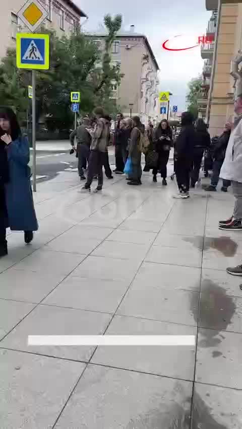 Трактор с прицепом столкнулся с припаркованными автомобилями в центре Москвы