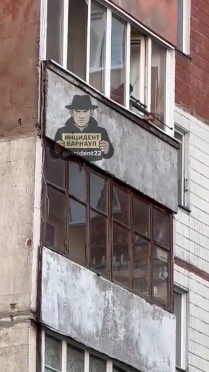 Мужчина с оружием искал мишень на балконе многоэтажки в Барнауле В сообществе «Инцидент Барнаул» очевидцы поделились жуткими кадрами, на которых житель 10-этажного дома № 239 на улице Антона Петрова стоит с оружием на балконе и целится. Для проведения разбирательства место были вызваны сотрудники полиции. «По данному факту проведена проверка. Установлено, что в доме по улице Антона Петрова хозяин одной из квартир выстрелов не производил. У владельца оружия проверены документы. С ним проведена профилактическая беседа», — пояснили по факту инцидента в пресс-службе полиции Алтайского края.