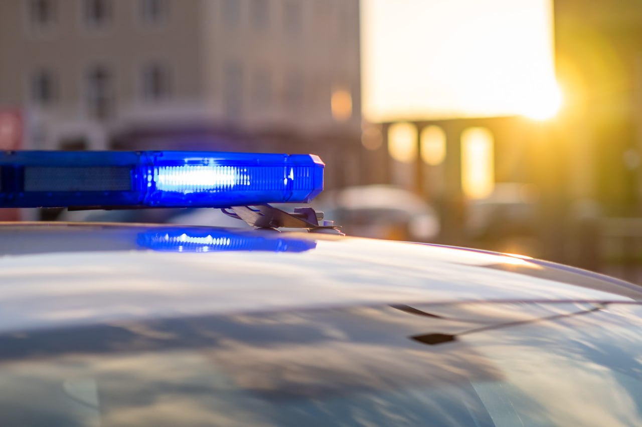 В Ейске росгвардейцы задержали мужчину повредившего дверь продуктового магазина Сотрудники вневедомственной охраны задержали 30 летнего жителя Оренбурга который повредил стеклопакет входной двери одного из продуктовых магазинов в Ейске Ранним утром на пульт централизованной охраны поступило сообщение о подозрительном мужчине у торгового объекта Прибывшие на место росгвардейцы выяснили что он пытался открыть дверь магазина а затем разбил стекло бутылкой и ушёл Нарушителя задержали недалеко от места инцидента По внешним признакам он находился в состоянии опьянения Для дальнейшего разбирательства мужчину передали полицейским Росгвардия Кубань Ейск rosgvard krasnodar