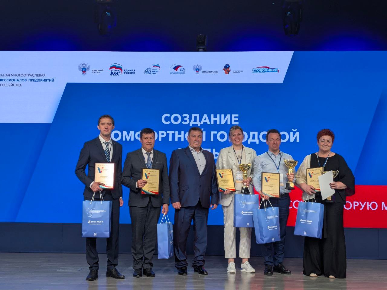 Тобольский проект водоотведения признан одним из лучших в стране Компания СУЭНКО стала призером V Всероссийской "Межрегиональной многоотраслевой Премии профессионалов предприятий городского хозяйства 2024 года". Награду в номинации "Создание комфортной городской среды" эксперты присудили за решение проблемы водоотведения для тысяч семей Тобольска. Для реализации проекта две части города, разделенные рекой Иртыш, соединили новым коллектором. Подробнее - здесь. "Сегодняшняя награда - это признание высокого качества работы наших сотрудников. Также этот проект стал возможен благодаря партнерству с Фондом содействия реформированию ЖКХ, администрацией Тюменской области и Тобольска. Его реализация позволила сделать жизнь жителей Тобольска более комфортной и это главное", — подчеркнул генеральный директор энергокомпании Данил Анучин. Новая система водоотведения охватывает более тысячи домохозяйств и социальные объекты посёлков Бекерево и Савинского затона, а также других населённых пунктов Левобережья. "Благодаря участию Тюменской области в программах Фонда развития территорий нам удаётся реализовать по-настоящему амбициозные проекты. Дюкер под дном Иртыша — один из них. Раньше стоки приходилось возить в ассенизаторах, которые переправляли через реку на паромах. Нужно ли говорить об эффективности и затратности такой работы? Реализованный проект позволил обеспечить жителей Левобережья качественным и доступным водоотведением. В целом, с участием Фонда развития территорий мы реализуем проекты, которые улучшат качество коммунальных услуг для почти 120 тысяч жителей региона", - сказал директор департамента ЖКХ Тюменской области Семён Тегенцев. Итоги премии были подведены в Москве. Для участия в 17 номинациях со всей страны поступило порядка 1000 заявок. Компания СУЭНКО.