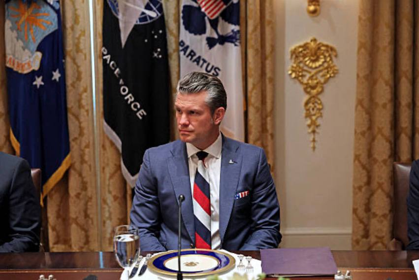 Шеф Пентагона Пит Хегсет пришел на встречу Трампа и Зеленского в галстуке в цветах российского триколора smartlab news i 167098