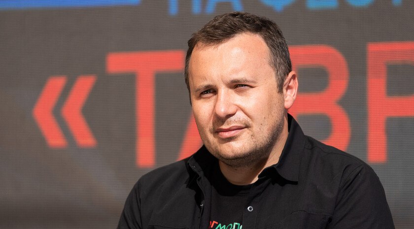 Тицкий покидает пост заместителя губернатора Запорожской области Заместитель губернатора Запорожской области Антон Тицкий покидает пост в связи с переходом на другую работу, сообщил в телеграм-канале губернатор Евгений Балицкий. «Уверен, большой политический опыт и профессионализм, вовлеченность во все происходящие процессы, внимание и небезразличие помогут Антону Робертовичу и дальше трудиться на благо России», — подчеркнул губернатор. Он напомнил, что Тицкий приехал в Запорожскую область «в самый непростой период, под его руководством реализованы важнейшие молодежные и социальные проекты». Глава региона поблагодарил своего заместителя за работу, «решение ответственных задач, полную самоотдачу и значительный вклад в развитие нашего региона». Фото: Юг Молодой , VK и ОК и читайте новости на нашем сайте
