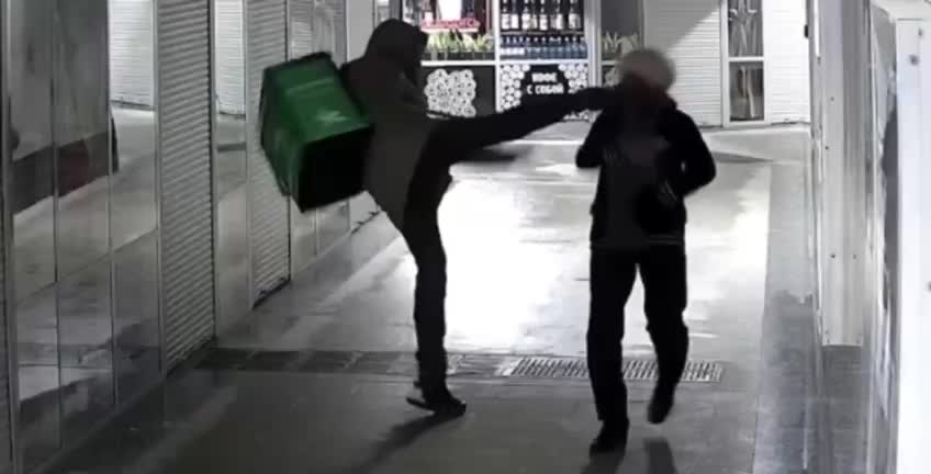 Курьер напал на пожилую женщину в Новосибирске: полиция проводит проверку