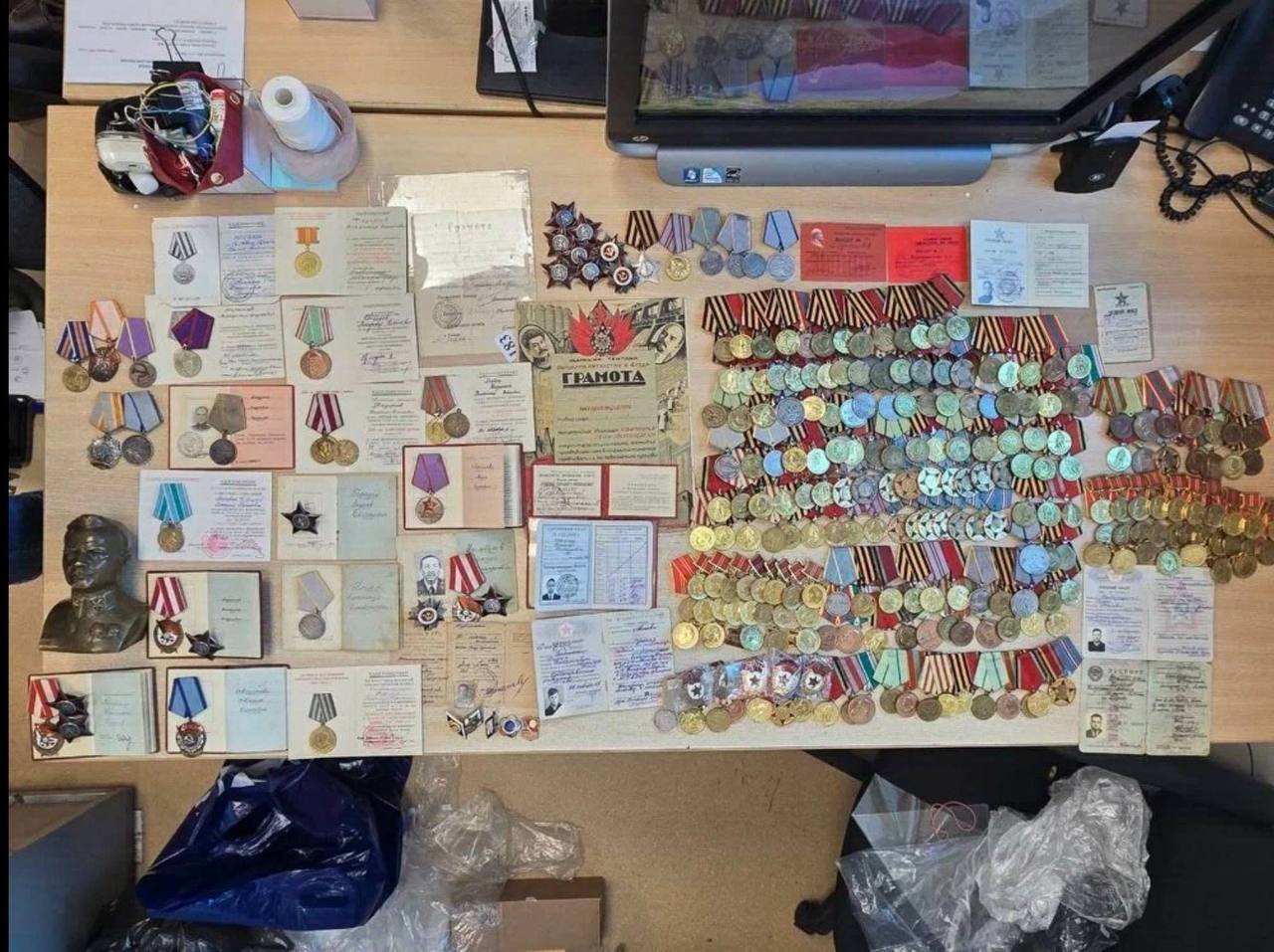 В Шереметьево задержали пассажира который пытался вывезти из России 500 советских госнаград в Китай Стоимость коллекции оценивается более чем в 600 тысяч рублей Среди наград медали За отвагу За боевые заслуги За Победу над Германией За взятие Берлина За Оборону Москвы За доблестный труд и другие Мужчина заявил что это его коллекция но не смог предоставить подтверждающие документы Возбуждено уголовное дело о контрабанде культурных ценностей Фото и информация Москва 24