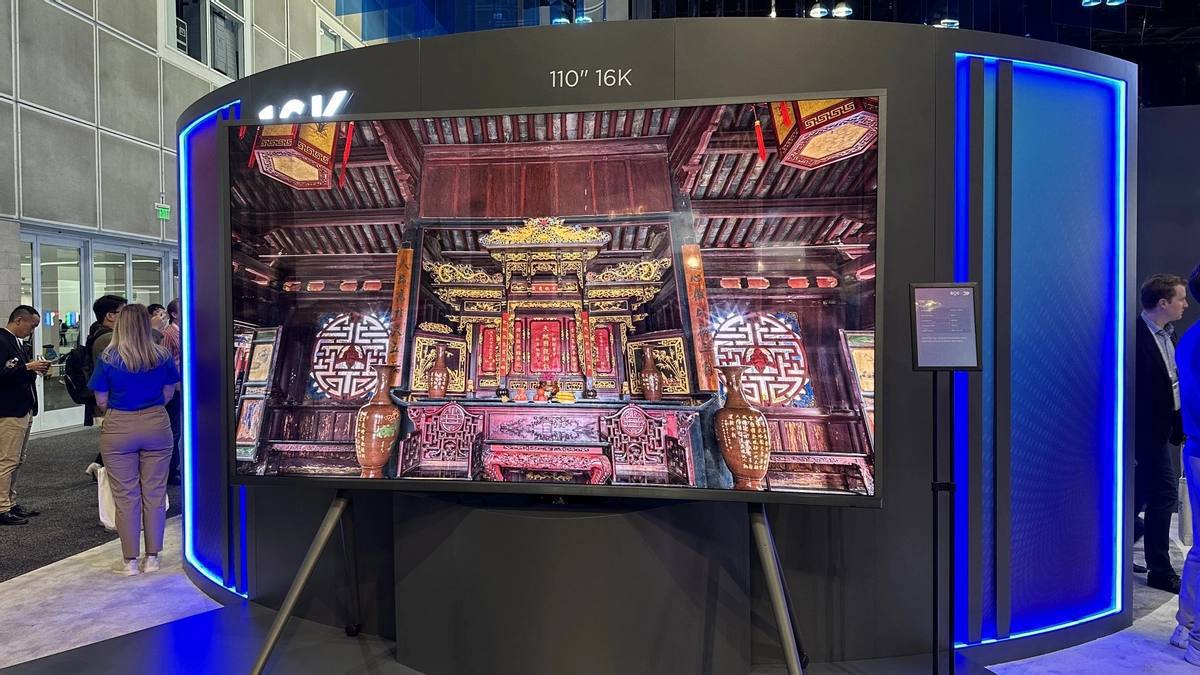 Компания BOE представила на Display Week 2023 нечто невероятное, а именно 110-дюймовый экран с разрешением 16K 15360x8640 пикселей , а это в 16 раз больше пикселей, чем в экранах с разрешением 4K. В нормальных величинах, к слову, диагональ экрана составляет 2,79 метра. Что же до частоты вертикальной развертки, то тут "всего" 60 Гц, а на рынке не существует ни одной видеокарты или разъема, которые бы могли передавать изображение с таким разрешением и частотой.