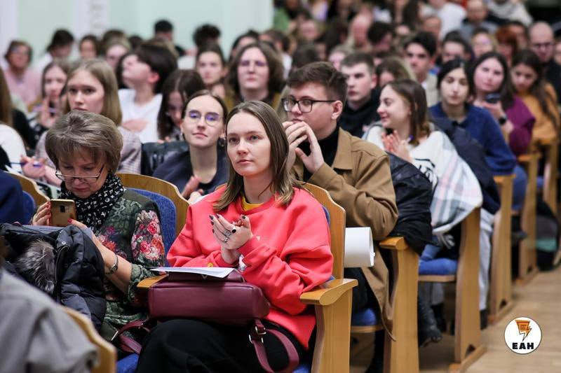 В свердловские вузы стало поступать больше участников СВО и их детей Статистика показывает что в некоторых университетах количество таких студентов выросло в разы В УрФУ по квоте для участников СВО и их детей на бюджет зачислили 366 человек 15 сами участники 284 их дети и 67 дети ветеранов Всего в вуз поступило 6 6 тыс студентов УрГЭУ принял 13 участников СВО и 15 их детей а в УГГУ поступили 45 детей участников спецоперации и 4 военнослужащих Наиболее популярные специальности среди поступивших в УГМУ Стоматология и Лечебное дело в УрФУ институт радиоэлектроники и информационных технологий гуманитарный институт и институт естественных наук В УГГУ востребованы Горное дело и Прикладная геология а в УрГЭУ Информационная безопасность и Судебная экспертиза EanNews