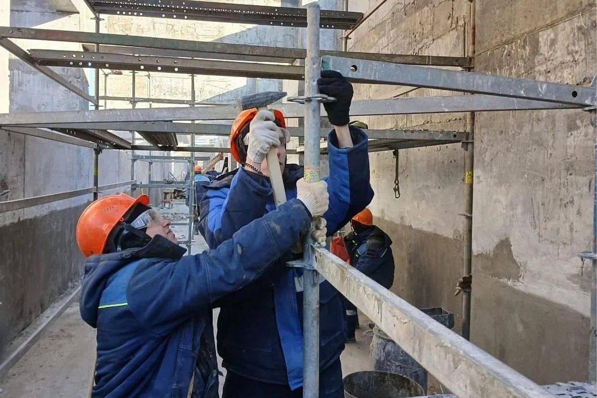 Студотряды Кубани примут участие в строительстве двух социальных объектов. Студотряды помогут возводить школу на 1100 мест в станице Марьянской Красноармейского района, а также начального блока для 400 детей в городе Лабинске. Об этом сообщила вице-губернатор Анна Минькова. — Это станет отличной возможностью для ребят получить практический опыт, а для отрасли – дополнительную поддержку. Студенты уже прошли подготовку. Они будут трудоустроены, им предоставят питание, проживание, медобслуживание, а также возместят расходы на проезд, - написала Минькова.