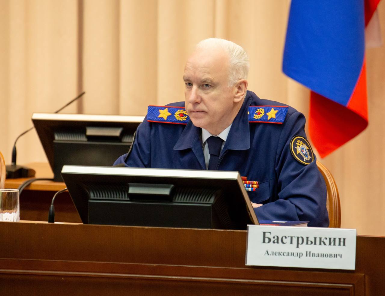 Бастрыкин взял под контроль уголовное дело, которое завели после того, как девочка сломала позвоночник на качелях Напомним, в апреле 2025 года 8-летняя девочка в Уфе сломала позвоночник после падения с качелей-балансиров. Следственный комитет возбудил уголовное дело за оказание услуг, не отвечающих требованиям безопасности жизни. В адрес руководителя управляющей компании прокуратурой было внесено представление, а начальника участка привлекли к административной ответственности. Также выяснилось, что в октябре 2024 года на той же площадке ключицу сломал двухлетний брат девочки. Председатель СК России Александр Бастрыкин запросил доклад у руководителя СУ по Башкирии о расследовании обстоятельств травмирования несовершеннолетних на детской площадке. Обратная связь Подписаться