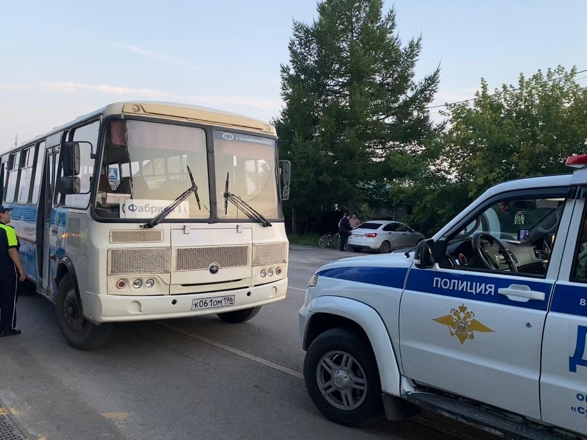В городе Сухой Лог на остановке общественного транспорта 59-летний водитель рейсового автобуса ПАЗ насмерть задавил 61-летнего пешехода. Трагедия произошла 21 июля около 19:00 на улице Юбилейной После водитель сбежал с места ДТП, но потом вернулся. ГАИ разыскивает очевидцев смертельной аварии Фото: ГАИ Свердловской области «Уральский меридиан»