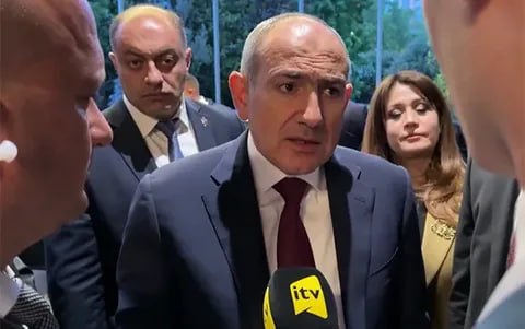 Премьер-министр Армении Никол Пашинян заявил о готовности Еревана продолжить курс на евроинтеграцию «Никол Пашинян подчеркнул готовность правительства Армении продолжить углубление сотрудничества с ЕС, обеспечив новый и эффективный этап взаимодействия», — говорится в сообщении пресс-службы армянского правительства по итогам его встречи с президентом Европейского совета Антониу Коштой и председателем Еврокомиссии Урсулой фон дер Ляйен. Отмечается, что Кошта и фон дер Ляйен посчитали принятие закона о начале процесса вступления Армении в Евросоюз важным шагом. Президент Армении Ваагн Хачатурян 4 апреля подписал закон о начале процесса вступления республики в Европейский союз. Ранее Пашинян отмечал, что это не будет означать автоматического запуска процесса присоединения Еревана к сообществу, поскольку данный вопрос требует вынесения на референдум. Как заявлял вице-премьер РФ Алексей Оверчук, Россия рассматривает эти действия как начало выхода республики из Евразийского экономического союза. По его словам, вступление в ЕС несовместимо с членством страны в ЕАЭС. Выборный