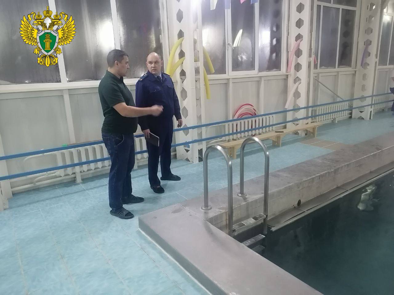 Тревожные новости из Янаула Во время тренировки в бассейне четверо детей отравились хлоркой Пловцам всего 7 8 лет всем стало плохо одновременно Детей срочно увезли в ЦРБ на скорой К счастью сейчас ребята чувствуют себя лучше Прокуратура уже начала проверку Mkset