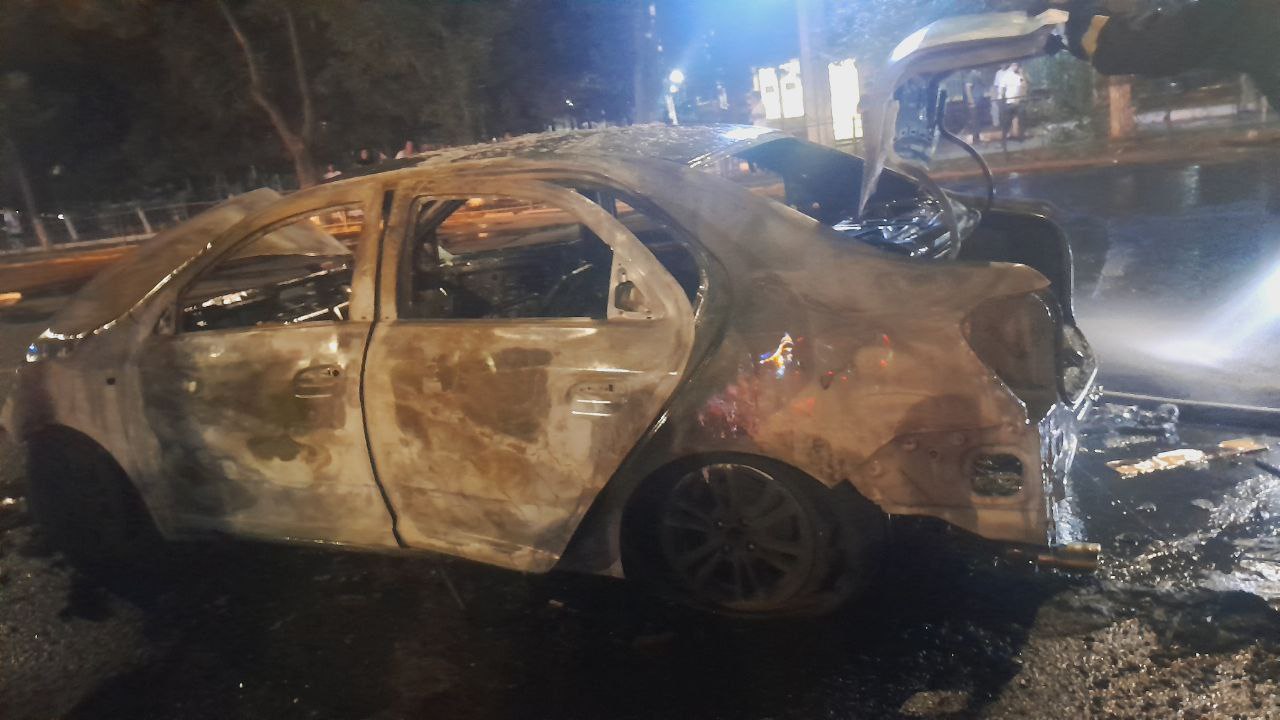 В Чиланзарском районе Ташкента сгорела легковушка: 4 человека получили ожоги и были госпитализированы. Возгорание произошло на улице Кичик халка йули, сообщает СБДД.