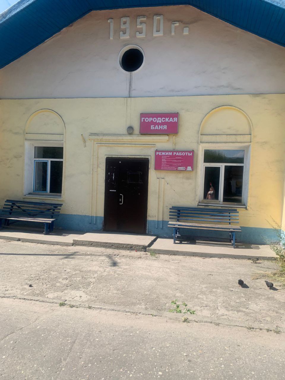 Сроки окончания ремонта городской бани сдвинули 10 сентября должен был завершиться ремонт городской бани в Бодайбо однако объект так и не готов На заседании районной Думы замглавы администрации Олег Горин сообщил что в ходе работ выявился целый ряд непредвиденных проблем Тем самым чиновник фактически подтвердил слова мэра который ранее отмечал что при планировании ремонта за основу была взята старая смета косметического ремонта без учета реальных потребностей здания Чтобы довести объект до конца подрядчику потребуется больше времени и средств Теперь завершение ремонта обещают к концу октября К уже выделенным 10 8 млн рублей будет добавлено еще 3 млн