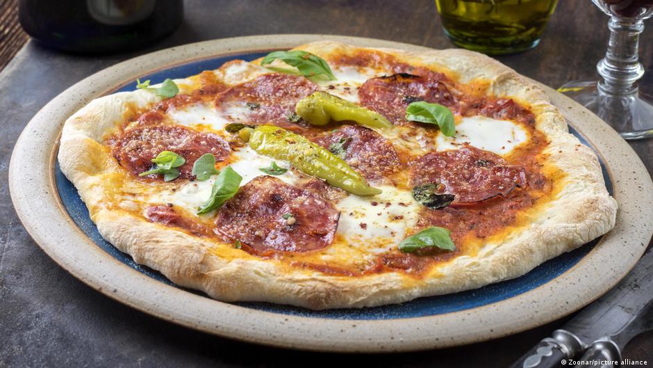 Итальянскую кухню включили в список нематериального культурного наследия ЮНЕСКО В ЮНЕСКО не стали выделять конкретные блюда а подчеркнули культурную ценность кулинарных ритуалов итальянцев и их отношение к еде как к важной части стиля жизни Премьер министр Италии Джорджия Мелони приветствовала это решение назвав его признанием национальной идентичности итальянцев Для нас итальянцев кухня это не просто еда или набор рецептов Это гораздо больше культура традиции труд богатство сказала политик Кулинарные традиции Италии отличаются огромным разнообразием практически каждый регион гордится своим традиционным блюдом и даже отдельным видом пасты В 2017 году в список нематериального наследия ЮНЕСКО было включено искусство неаполитанских пиццайоло по легенде первая пицца была приготовлена в Неаполе в 1889 году dwglavnoe