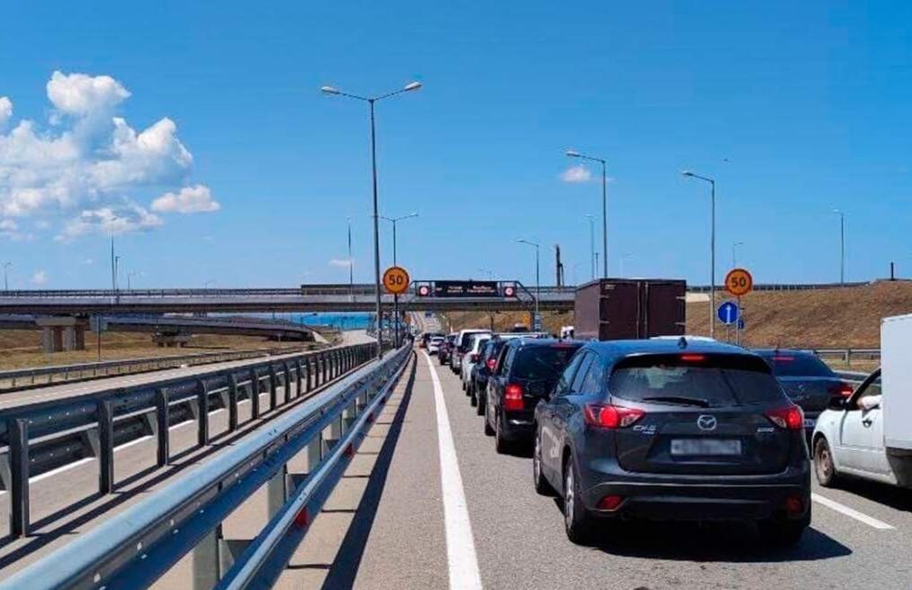 Более 1000 машин застряли в пробке перед Крымским мостом. Утром образовалась очередь, которая с каждым часом растет. Со стороны Керчи в очереди более 960 автомобилей, со стороны Краснодарского края — 45.