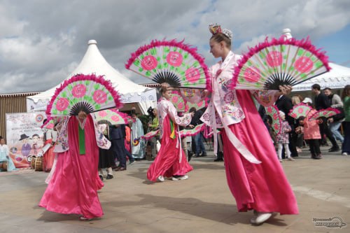 В Екатеринбурге пройдет фестиваль сказок народов Урала 13 14 декабря во Дворце творчества состоится первый детский фестиваль Свет традиций Русские башкирские армянские немецкие и другие сказки Урала оживут на театральных постановках мастер классах и интерактивных мероприятиях Завершится фестиваль церемонией Огни традиций и выставкой работ участников Подписаться на Уральский меридиан