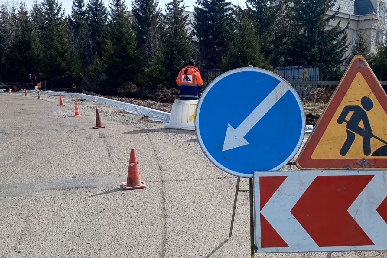 В Иркутской области в этом году отремонтируют 15 участков дорог, ведущих к медицинским учреждениям Все эти участки расположены в крупных городах региона – Иркутске, Ангарске, Усолье-Сибирском и Черемхове. Общая протяженность ремонтируемых участков составляет 14,7 км. Работы проведут в рамках нацпроекта «Инфраструктура для жизни». «Ремонт дорог к медучреждениям – это не просто инфраструктурная задача, а вопрос здоровья и жизни людей. Властям и дорожным службам необходимо уделять особое внимание таким маршрутам, чтобы обеспечить беспрепятственный доступ к медицинской помощи для всех граждан. В этом году на ремонт таких дорог направлено более одного миллиарда рублей», - сказал министр транспорта и дорожного хозяйства Иркутской области Максим Лобанов. Подробнее - на официальном портале Иркутской области.