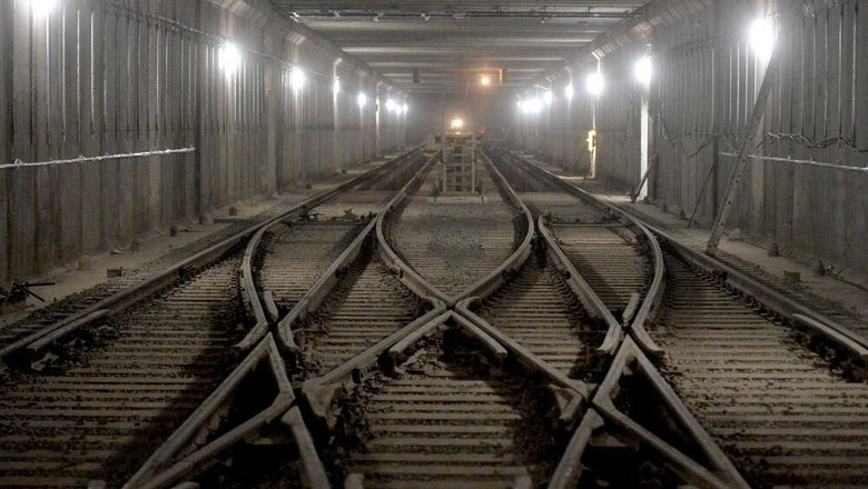 В Минске с 2026 года начнут строить кольцевую линию метро В 2026 году в Минске начнётся строительство четвёртой, кольцевой линии метро. Решение уже одобрено Мингорисполкомом, сообщил главный инженер "Столичного транспорта и связи" Андрей Илларионов. Новая линия пройдёт в основном под улицами второго транспортного кольца. В её состав войдут 17 станций, шесть из которых станут пересадочными узлами на существующие три линии. Также запланировано строительство одного-двух электродепо. Кроме того, вокруг новых станций предусмотрено создание современных транспортных хабов — с удобными пересадками и остановками общественного транспорта. Илларионов отметил, что все пересадочные узлы будут выполнены по принципу "сухих ног" — с крытыми переходами от остановок прямо к входам в метро.