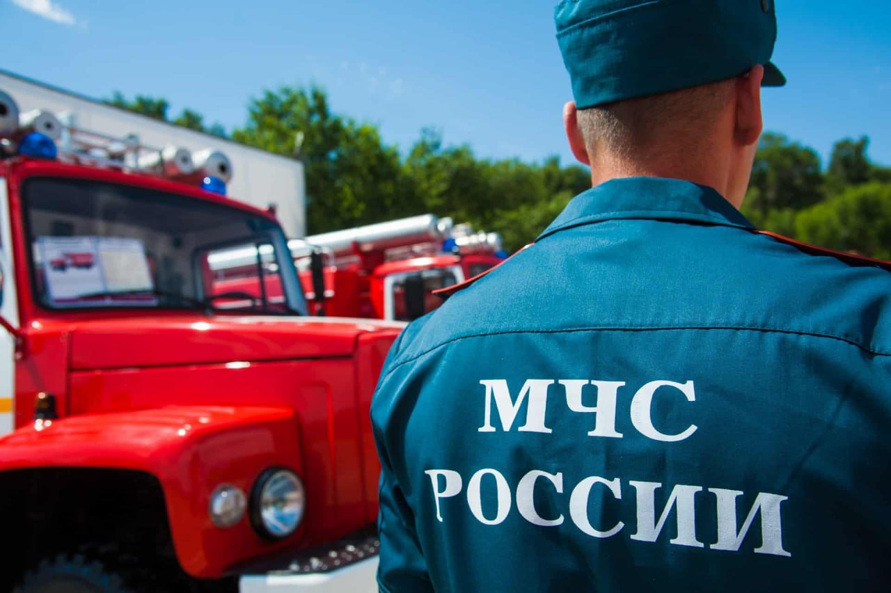 В Казани мужчина погиб, провалившись в вентиляционную шахту многоэтажки Сегодня в многоэтажном доме на улице Абсалямова мужчина, находясь на техническом девятом этаже, провалился в вентиляционную шахту размерами 50 20 см. Как сообщили «Татар-информу» в ГУ МЧС России по РТ, 41-летний мужчина получил травмы, несовместимые с жизнью. Спасатели обнаружили тело мужчины на уровне первого этажа. Дождавшись согласия собственника помещения магазина одежды на демонтаж стены, спасатели при помощи перфоратора, кувалды и зубила разрушили бетонную стену, удалили металлическую арматуру и извлекли тело 41-летнего погибшего. Причину смерти установят эксперты. Подпишитесь: