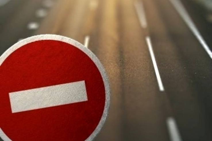 В Элисте временно ограничат движение на двух участках дорог В связи с ремонтными работами в городе вводятся временные ограничения движения: — С 18:00 9 июля до 18:00 10 июля будет закрыт участок улицы Кирова — от ул. Ленина до ул. Толстого, — 11 июля с 8:00 до 20:00 ограничат движение по ул. Лизы Чайкиной — от ул. Ленина до ул. Клыкова.