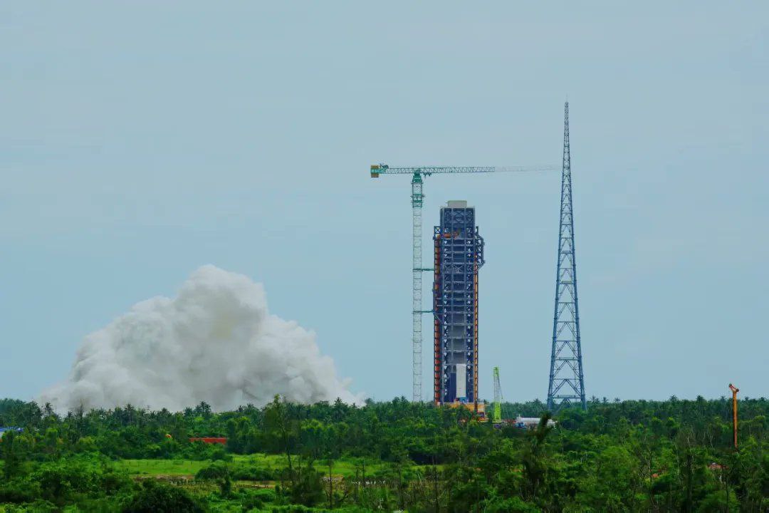 Китай сделал ключевой шаг к пилотируемой миссии на Луну  15 августа на космодроме Вэньчан успешно прошли первые огневые испытания новой ракеты-носителя «Чанчжэн-10».  Семь двигателей первой ступени опытного образца синхронно вышли на режим, отработав по программе в номинальных и форсированных условиях. Полученные данные подтвердили, что система готова к дальнейшим этапам лётно-конструкторских испытаний. Суммарная тяга достигла почти 1000 тонн, что стало крупнейшим по мощности стендовым тестом Китая.  «Чанчжэн-10» разработана для вывода на орбиту корабля «Мэнчжоу» и лунного посадочного модуля «Ланьюэ».  Версия «Чанчжэн-10А» с возвращаемой первой ступенью будет использоваться для полётов к орбитальной станции и доставки грузов.  Технические характеристики  Чанчжэн-10: трёхступенчатая, с двумя боковыми ускорителями, высота 92,5 м, диаметр 5 м.  Чанчжэн-10А: двухступенчатая, 67 м, диаметр 5 м, первая ступень — многоразовая.  Испытание прошло на новой стартовой позиции, строящейся специально для лунных миссий. Несмотря на сжатые сроки и высокую нагрузку, инженеры сумели обеспечить как своевременное проведение теста, так и соблюдение графика строительства.